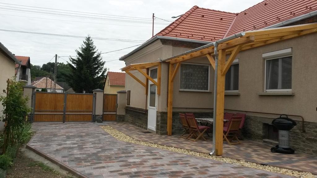 Fagyoengy Apartment Sarvar Bagian luar foto
